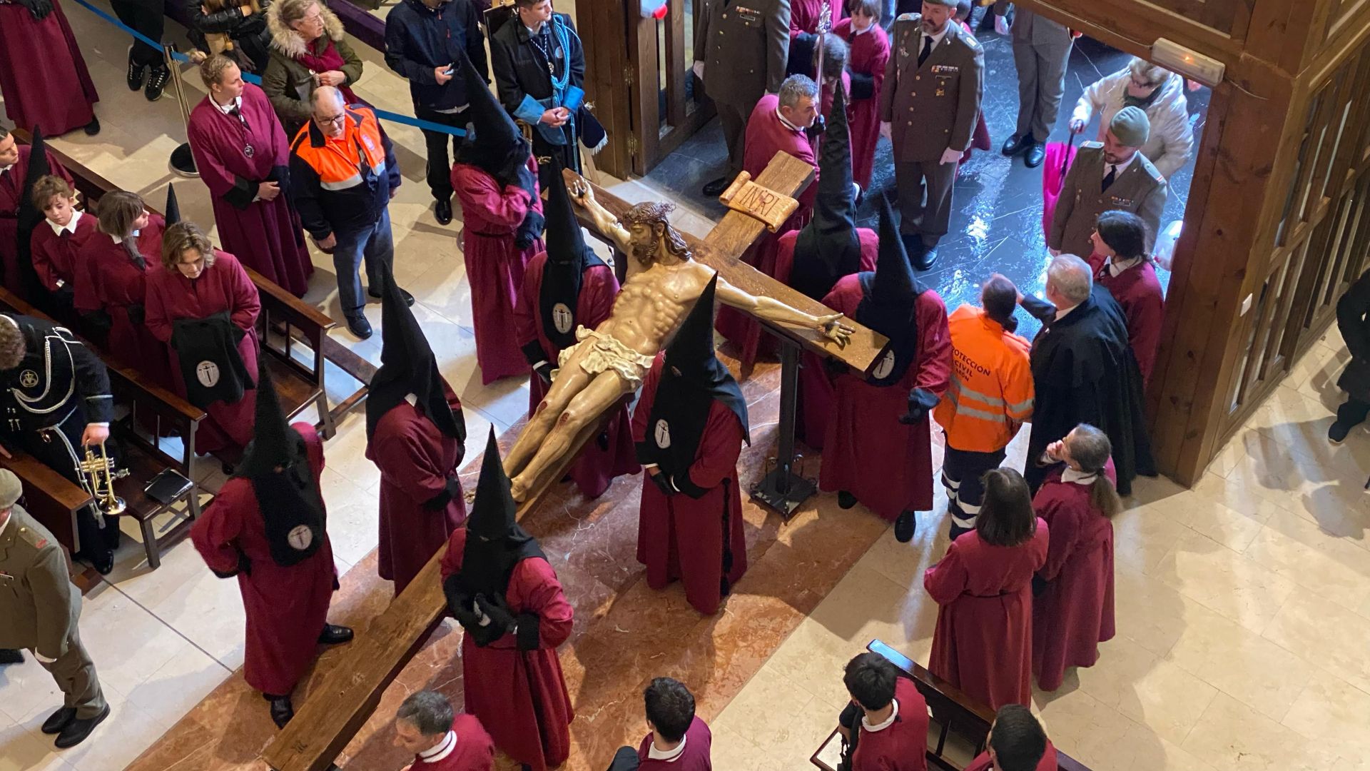 Las imágenes del acto del Desenclavo el Sábado Santo en León