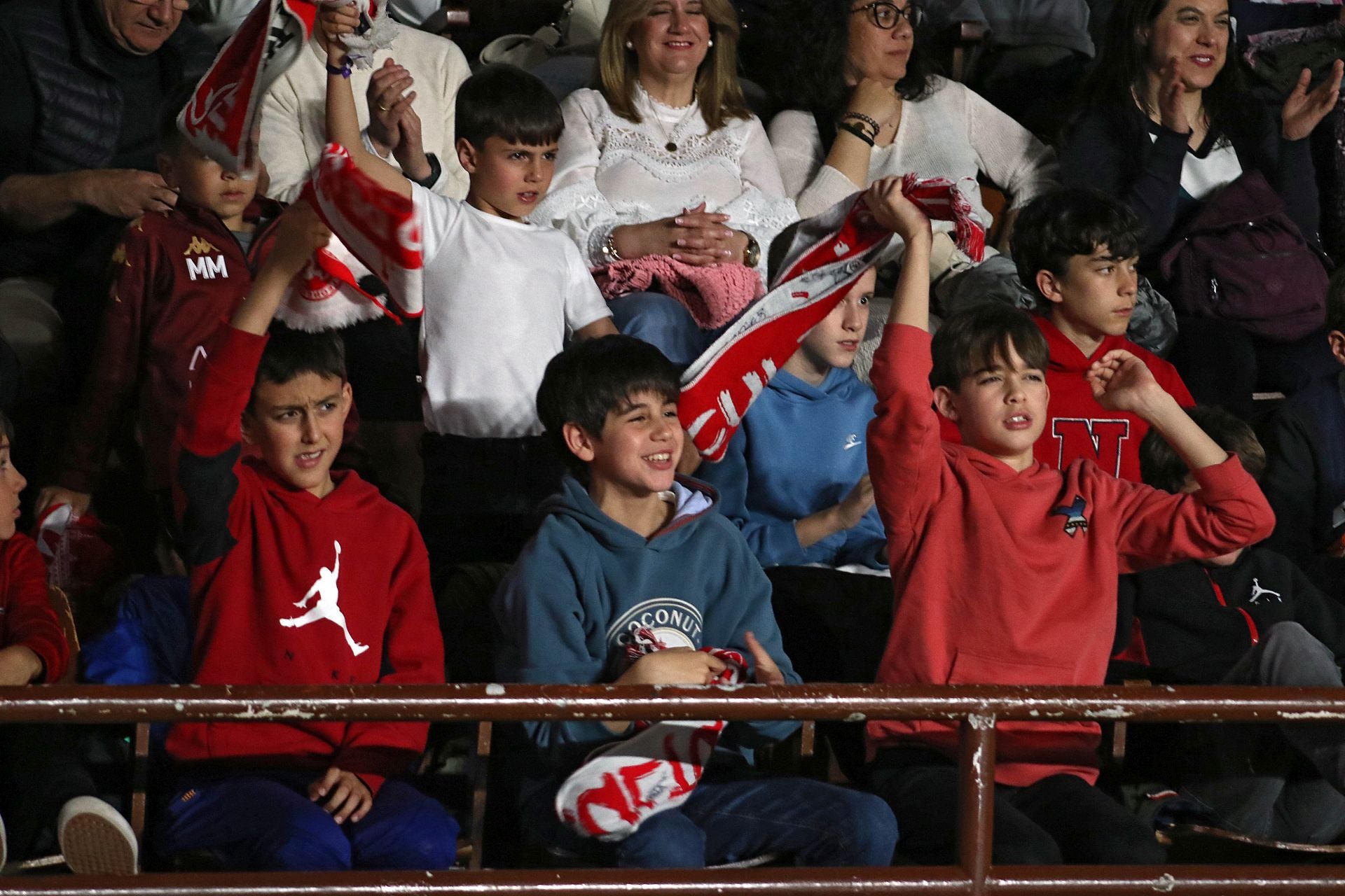 Las mejores imágenes del partido de baloncesto entre la Cultural y la Ponferradina