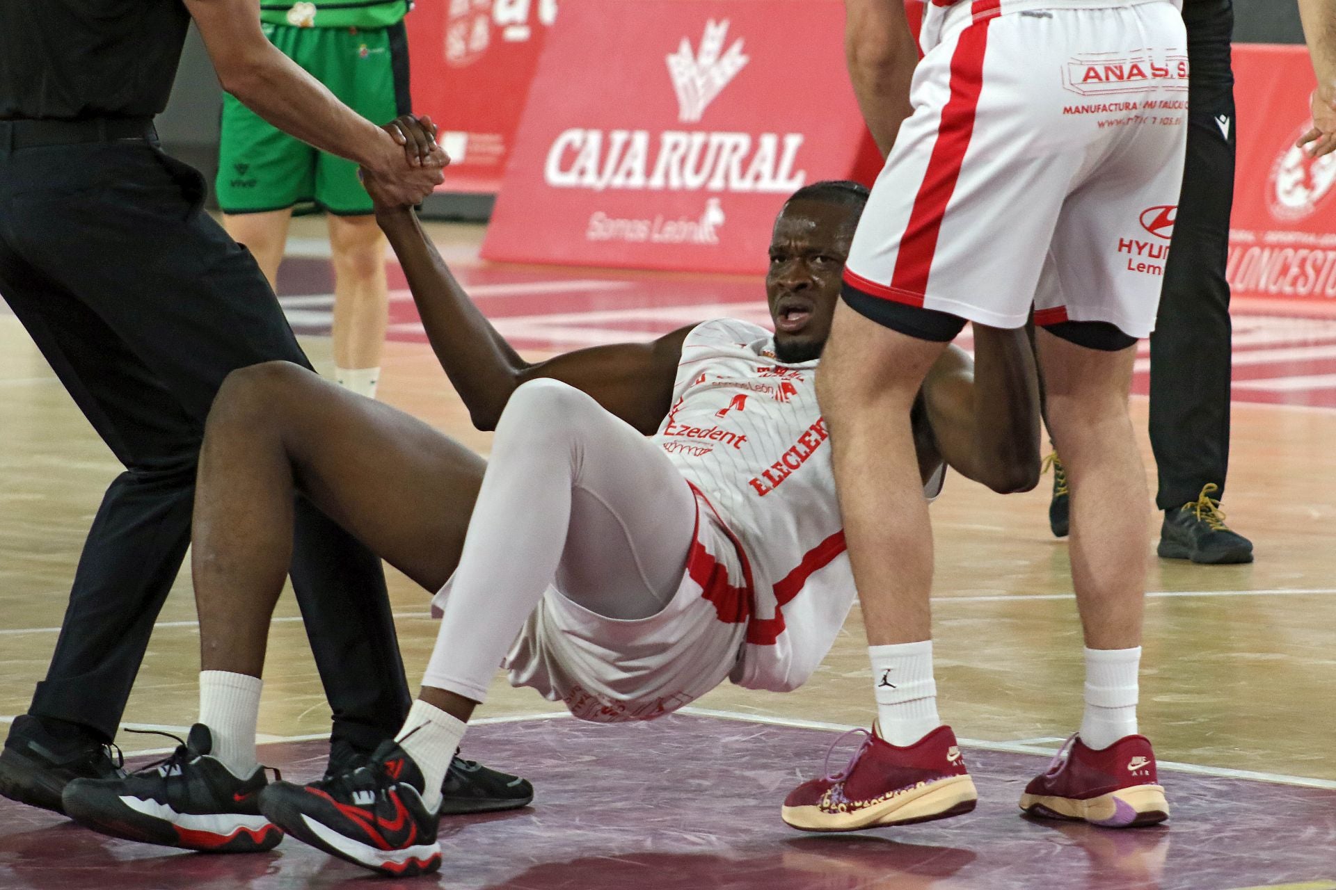 Las mejores imágenes del partido de baloncesto entre la Cultural y la Ponferradina