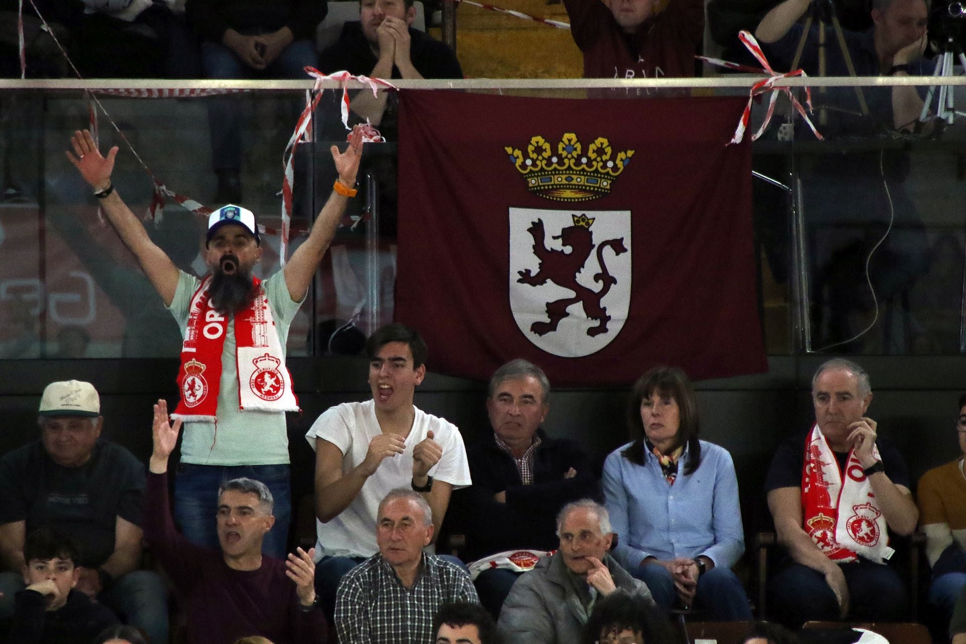 Las mejores imágenes del partido de baloncesto entre la Cultural y la Ponferradina
