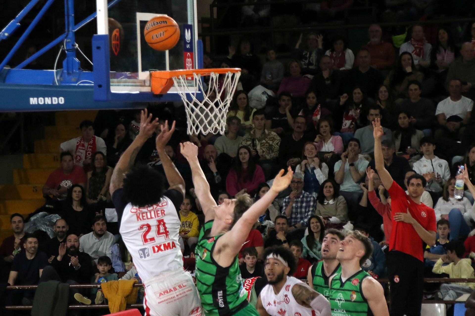 Las mejores imágenes del partido de baloncesto entre la Cultural y la Ponferradina