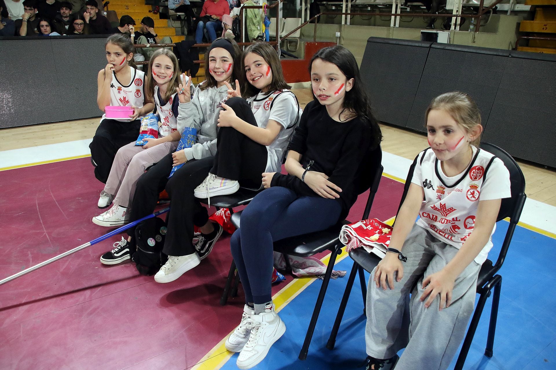 Las mejores imágenes del partido de baloncesto entre la Cultural y la Ponferradina
