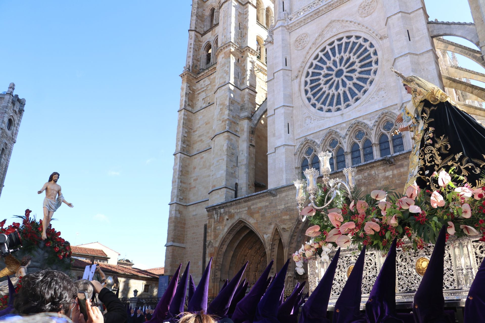 Las imágenes del acto de la Resurrección en León