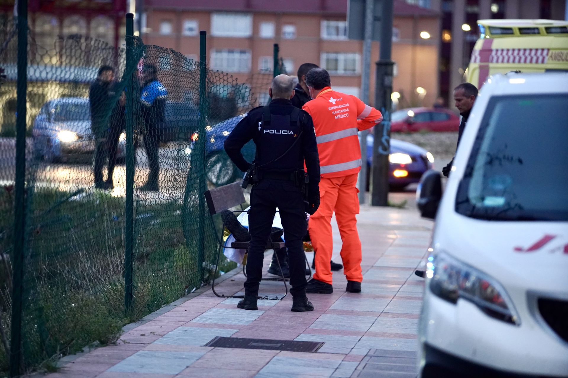 Vuelca un coche de la Policía Nacional con dos agentes