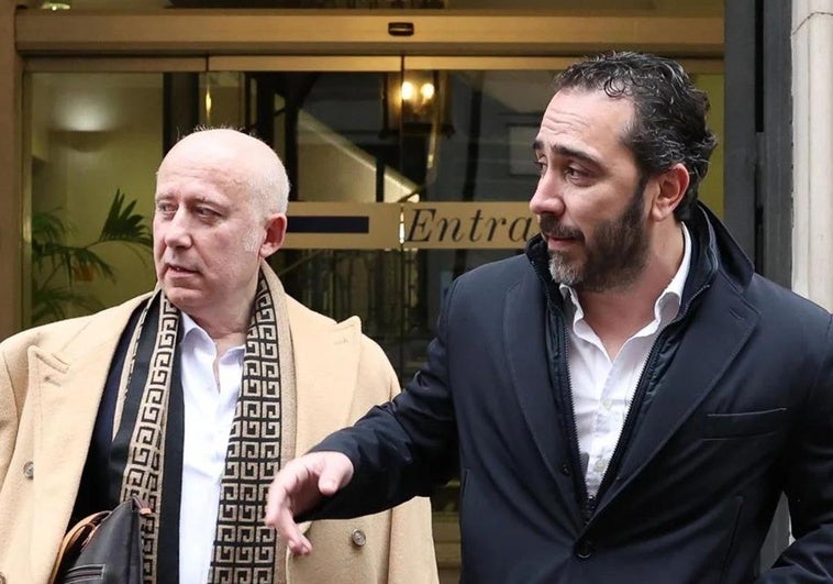El comisionista Víctor de Aldama a su salida de la Cadena Cope.