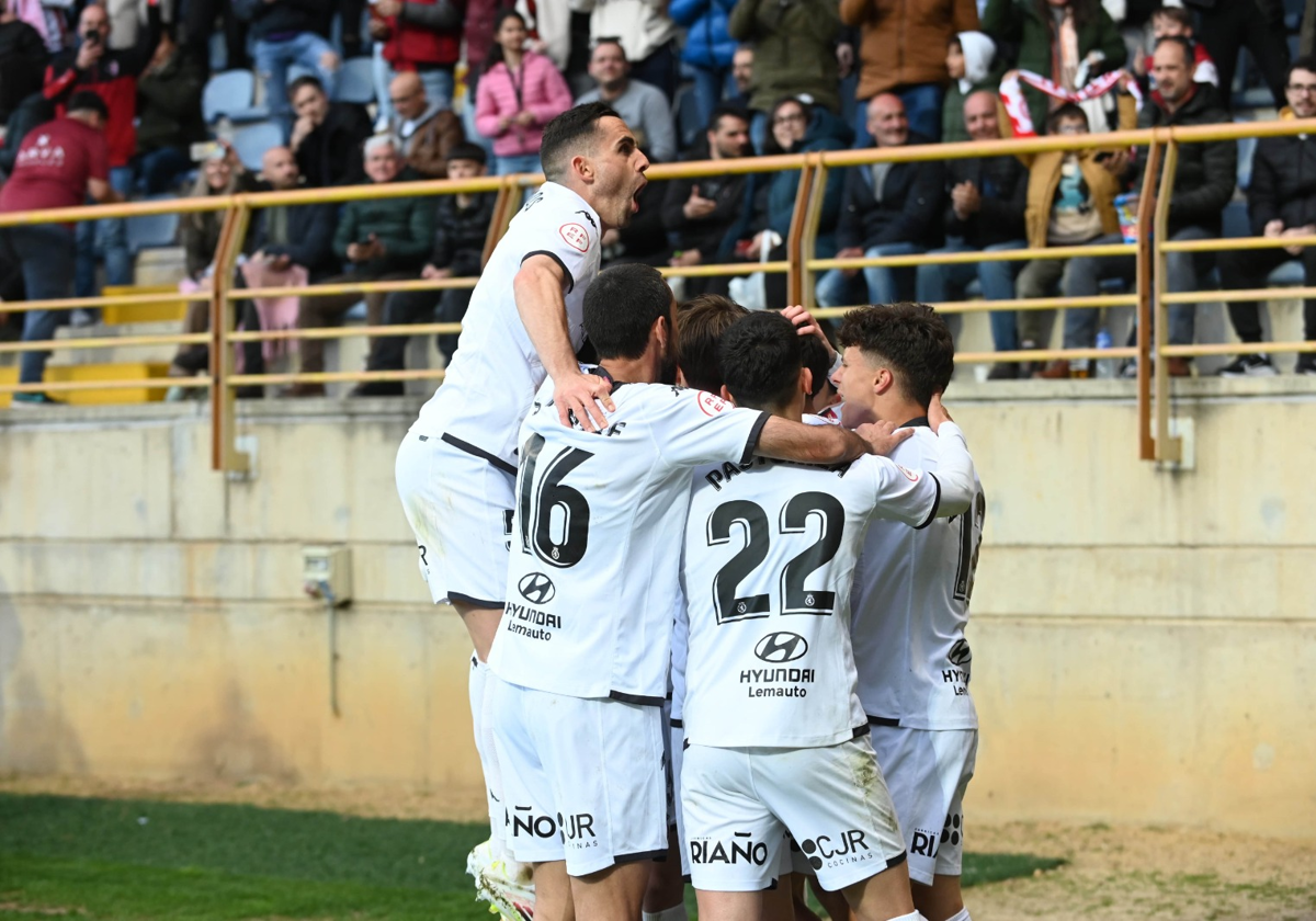 La Cultural celebra uno de los goles ante el Nástic