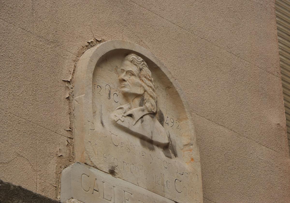 Detalle de uno de los edificios de la calle que buscamos este lunes.