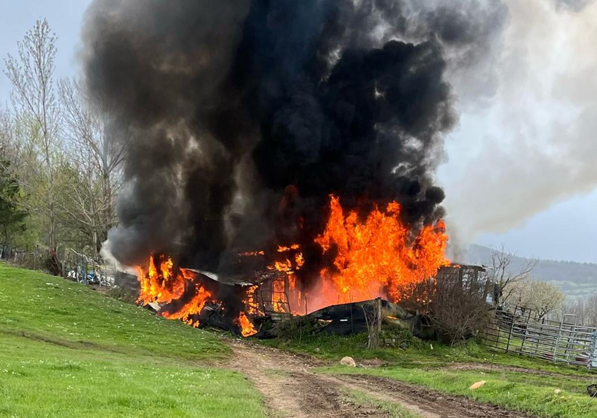 Arde una nave ganadera en Robles de la Valcueva