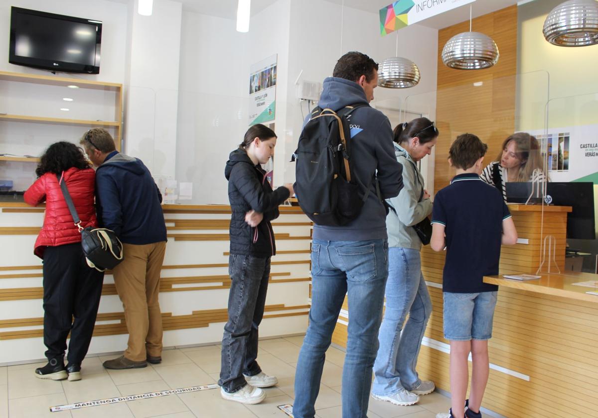 La oficina municipal de turismo de León no ha parado de recibir visitantes tras la Semana Santa.