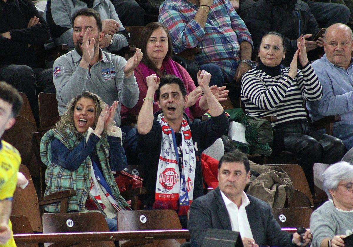 Aficionados en el Palacio de los Deportes.