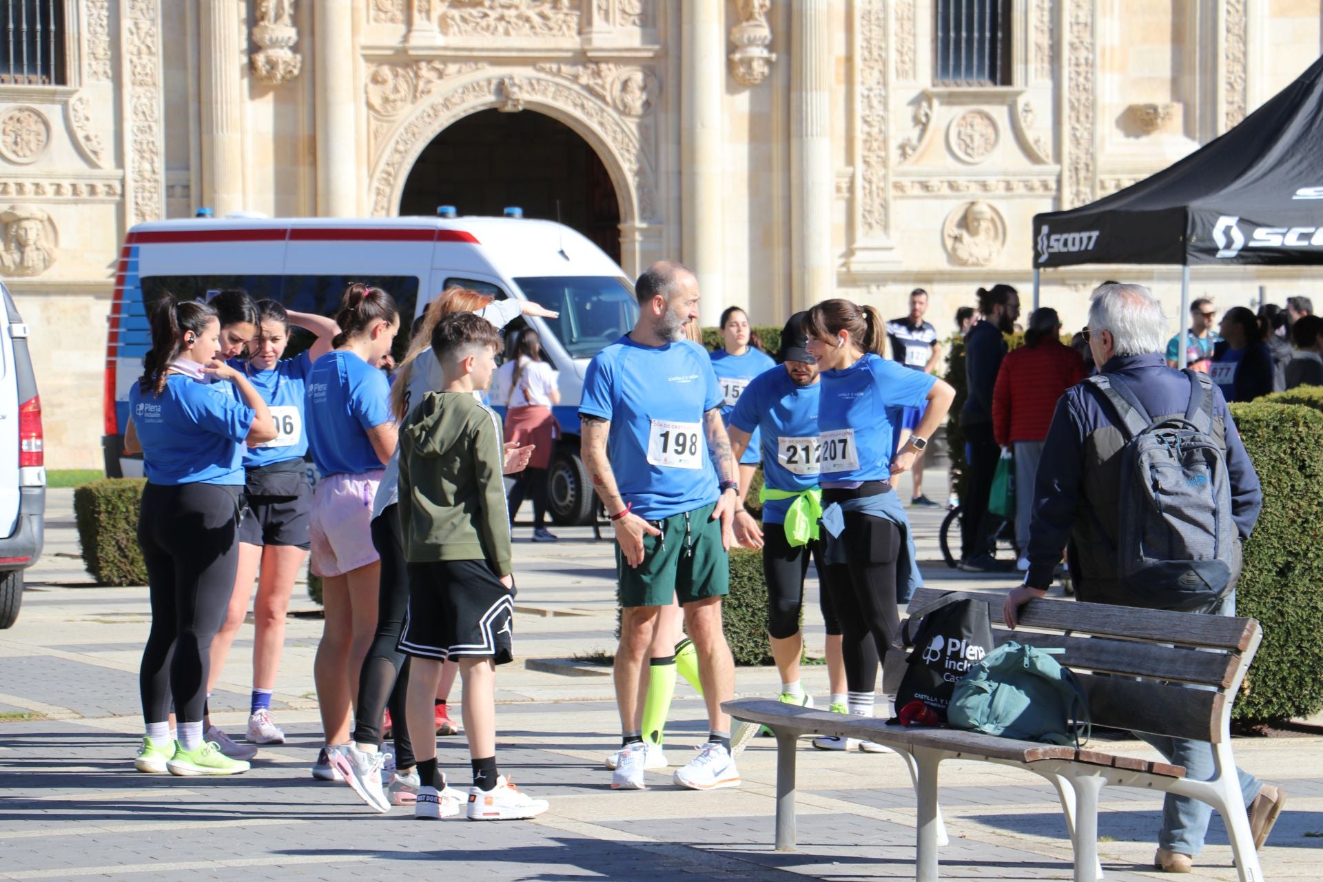 Las imágenes de la carrera solidaria por el día de la comunidad en León