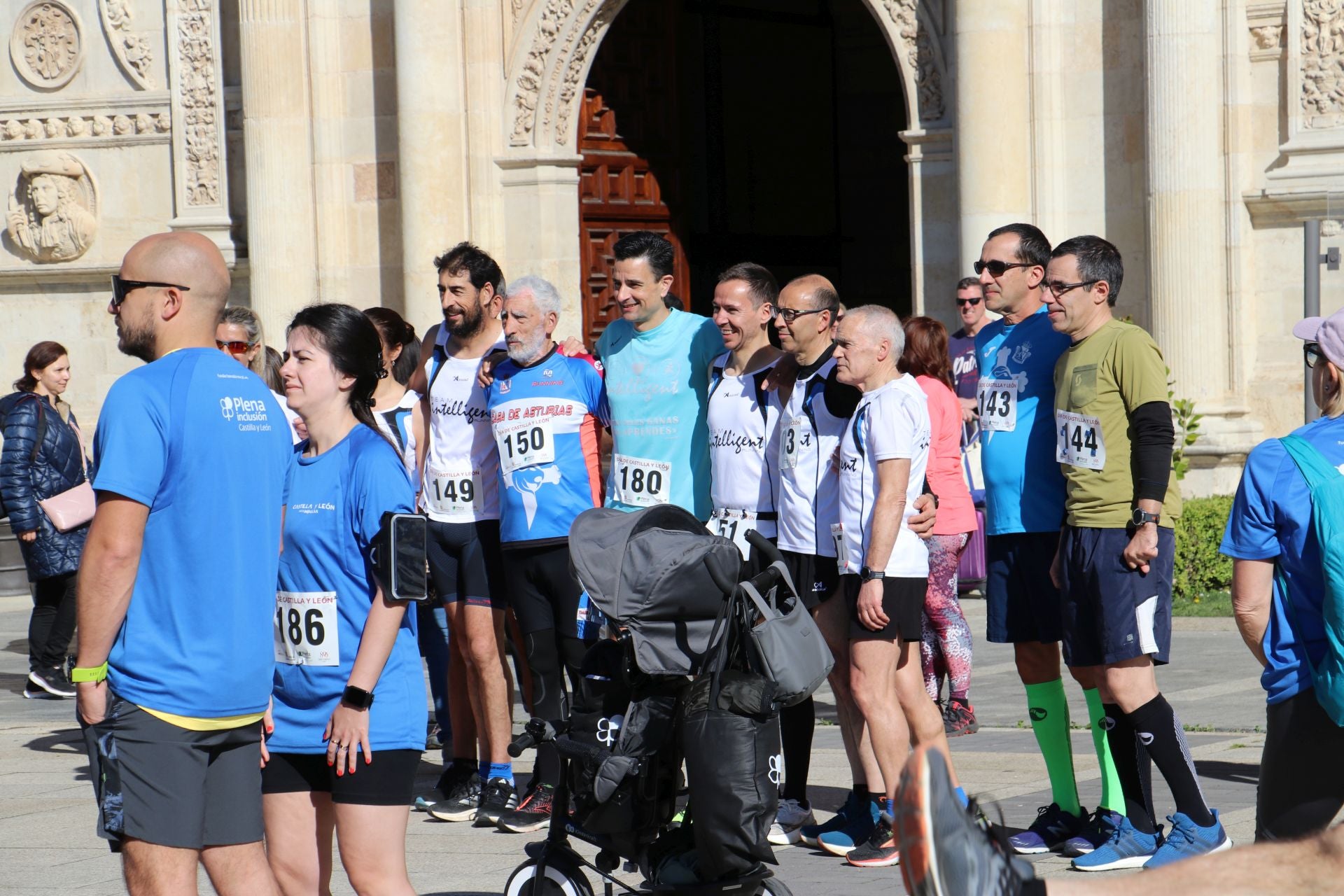 Las imágenes de la carrera solidaria por el día de la comunidad en León