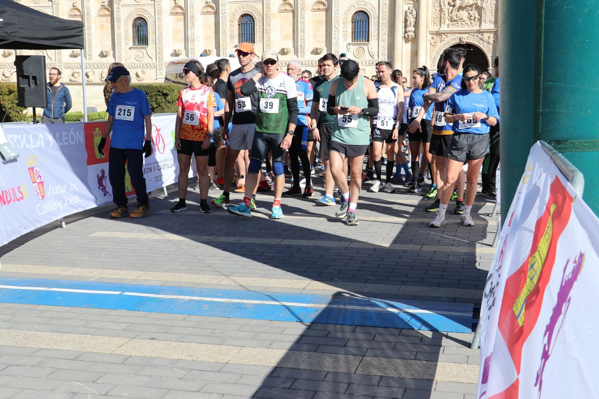 Las imágenes de la carrera solidaria por el día de la comunidad en León