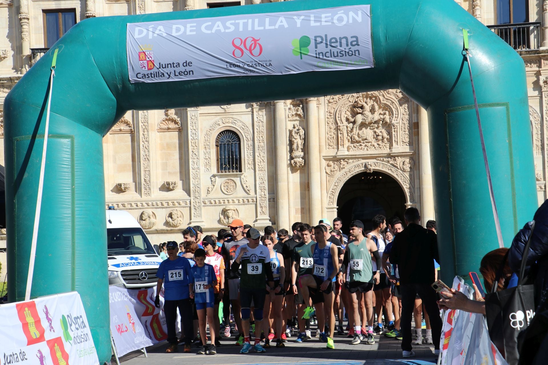 Las imágenes de la carrera solidaria por el día de la comunidad en León