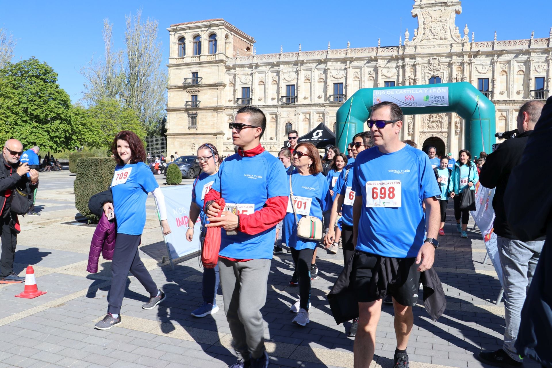 Las imágenes de la carrera solidaria por el día de la comunidad en León