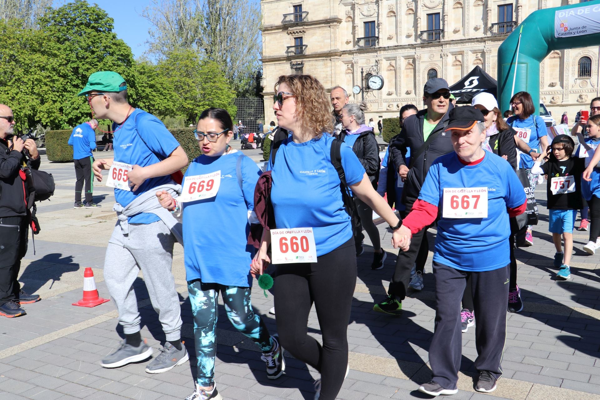 Las imágenes de la carrera solidaria por el día de la comunidad en León