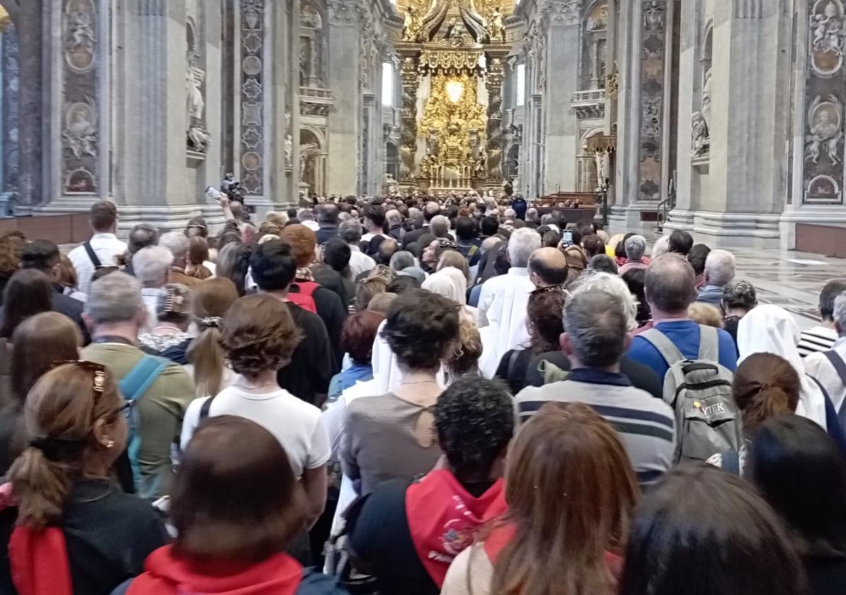Imagen principal - Los leoneses desplazados a Roma velan el cuerpo del papa Francisco