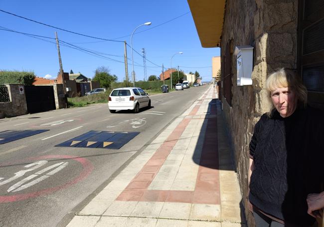 Rosa María, junto a la puerta de su vivienda junto a los cojines berlineses colocados en la calzada.