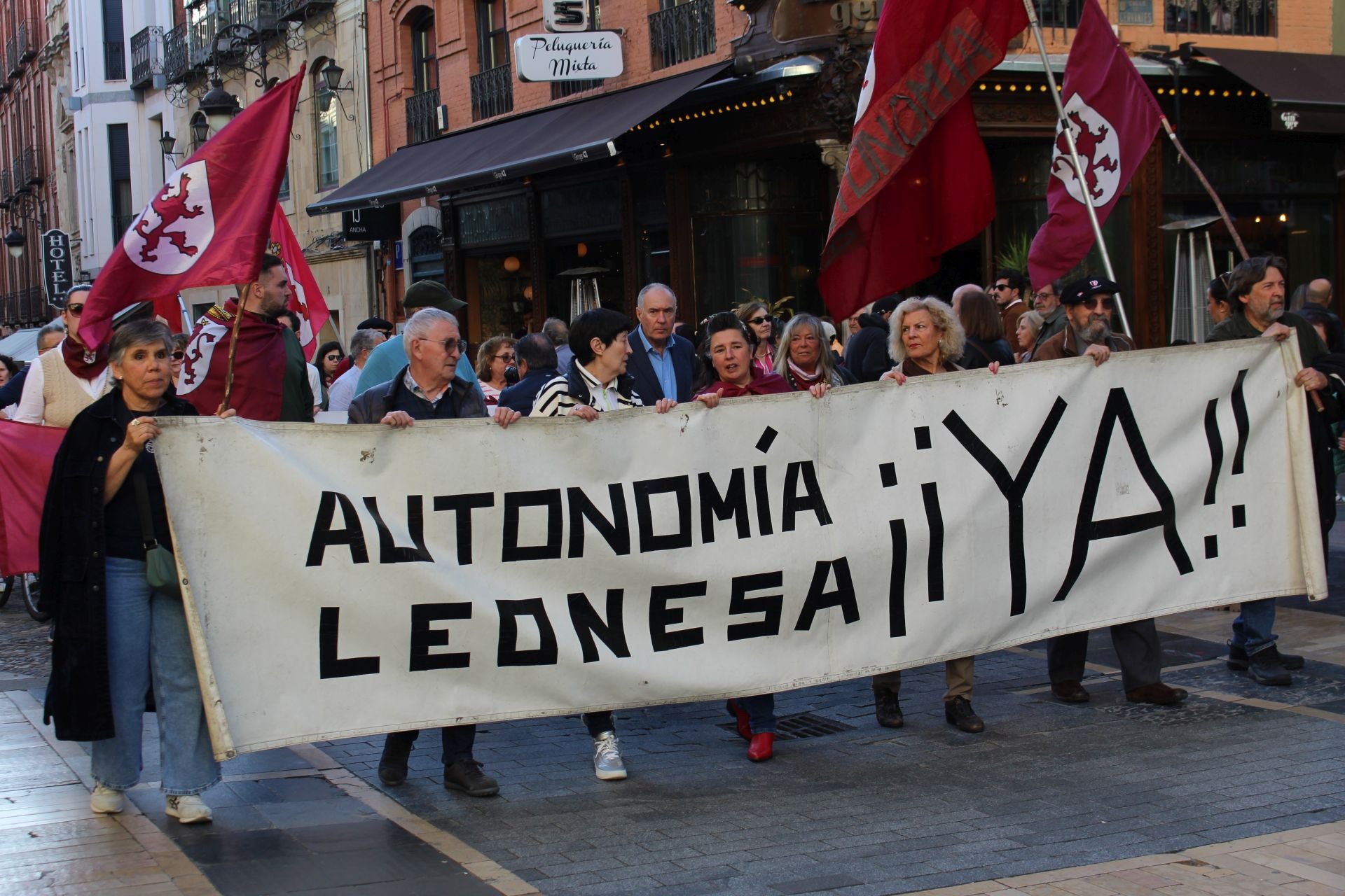 Homenaje a los Héroes Leoneses