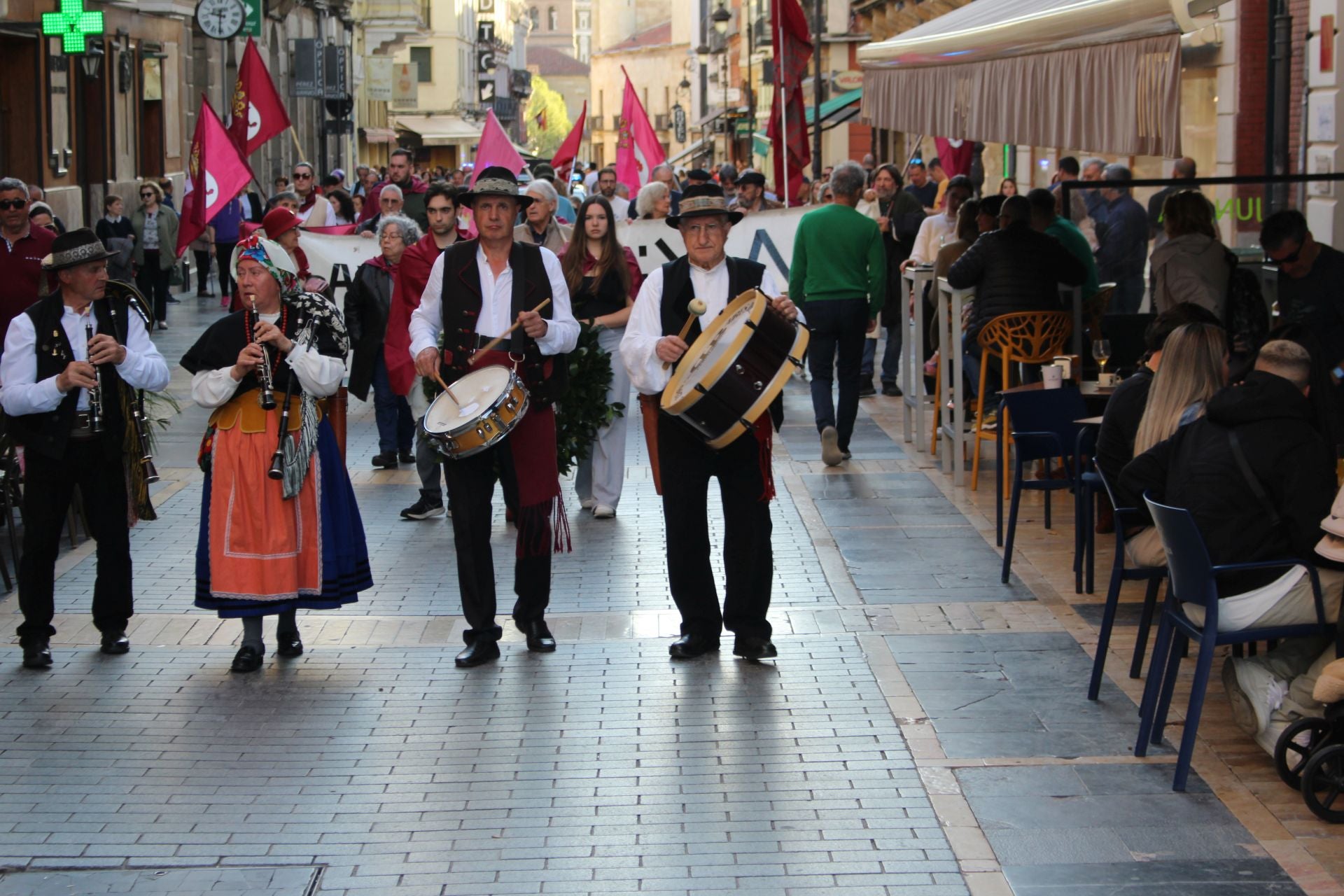 Homenaje a los Héroes Leoneses