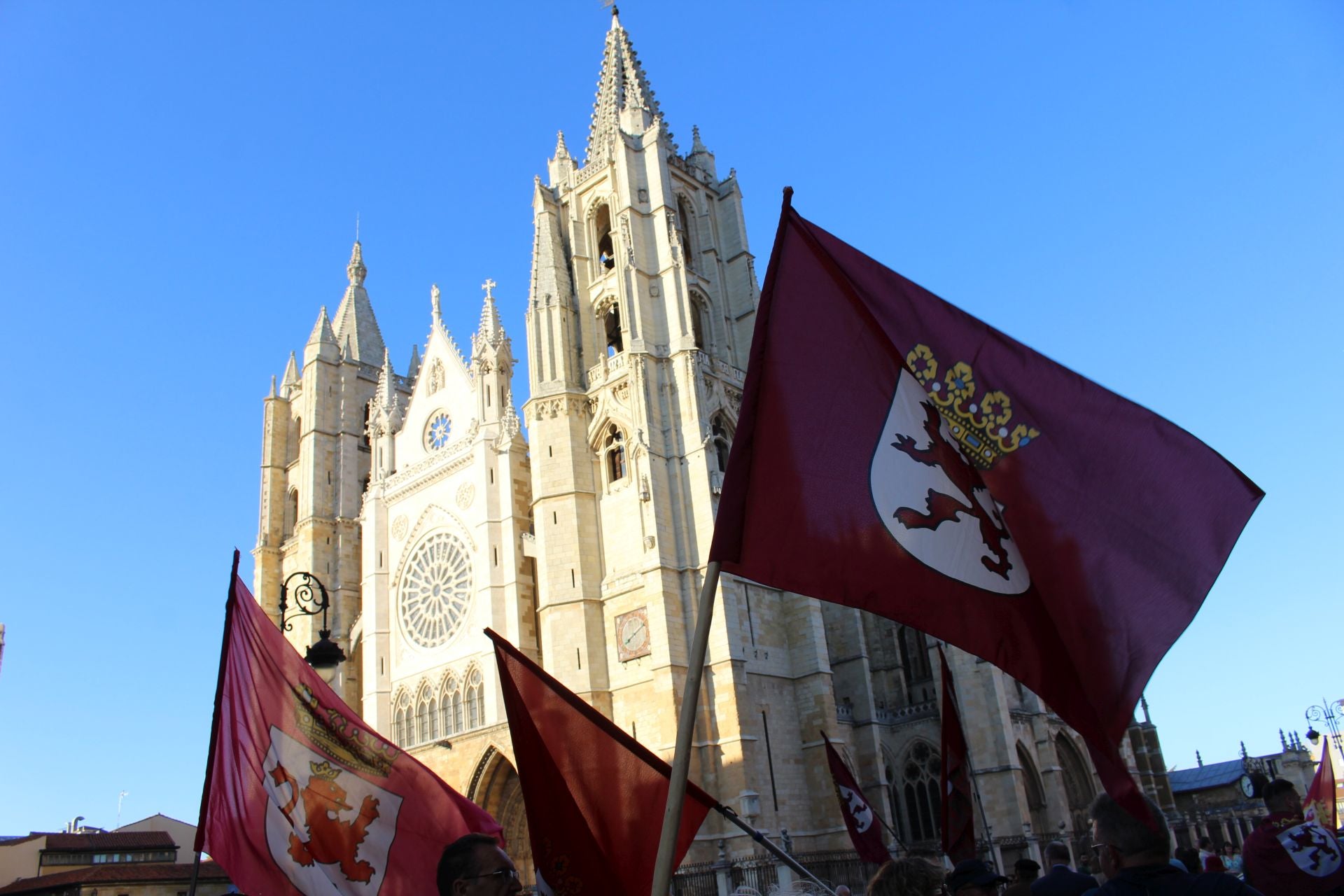 Homenaje a los Héroes Leoneses