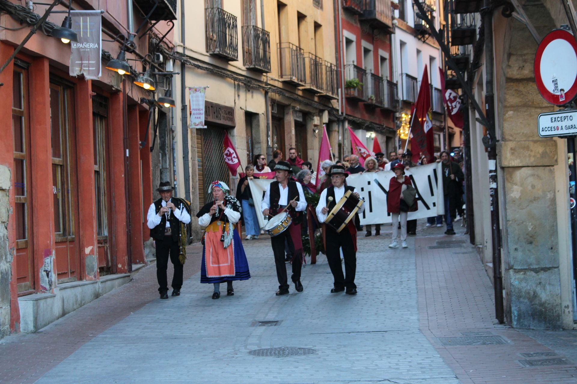 Homenaje a los Héroes Leoneses
