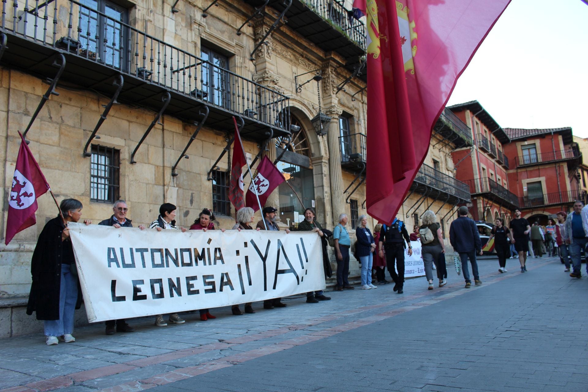Homenaje a los Héroes Leoneses