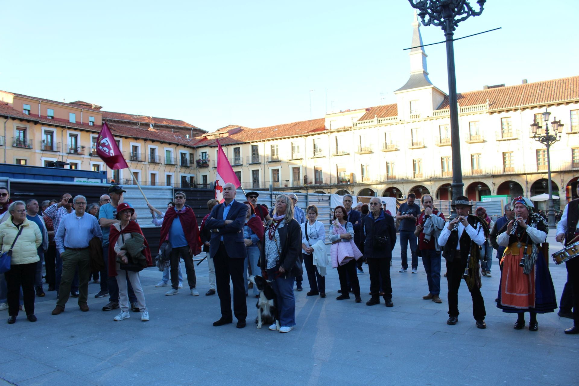 Homenaje a los Héroes Leoneses