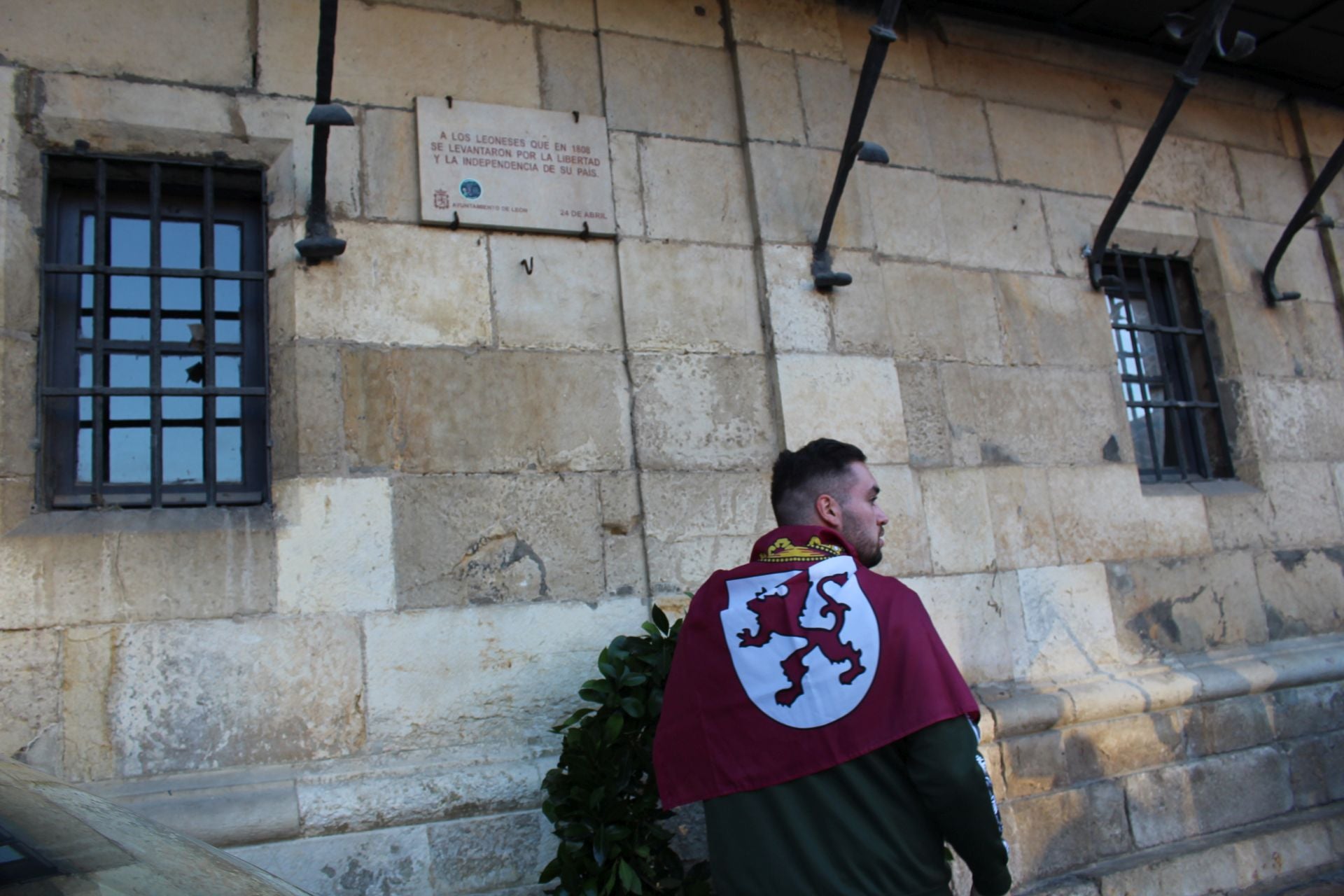 Homenaje a los Héroes Leoneses