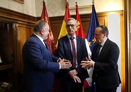 El presidente de la Diputación de León junto al presidente del Consejo de Cuentas de Castilla y León y el titular de la Autoridad Independiente en materia de corrupción.