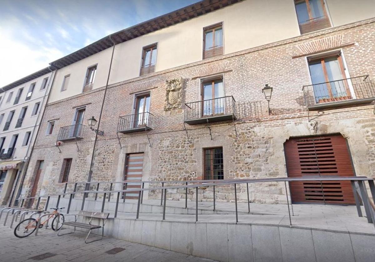 Patrimonio autoriza renovar la carpintería de dos zonas del Palacio de Don Gutierre de León