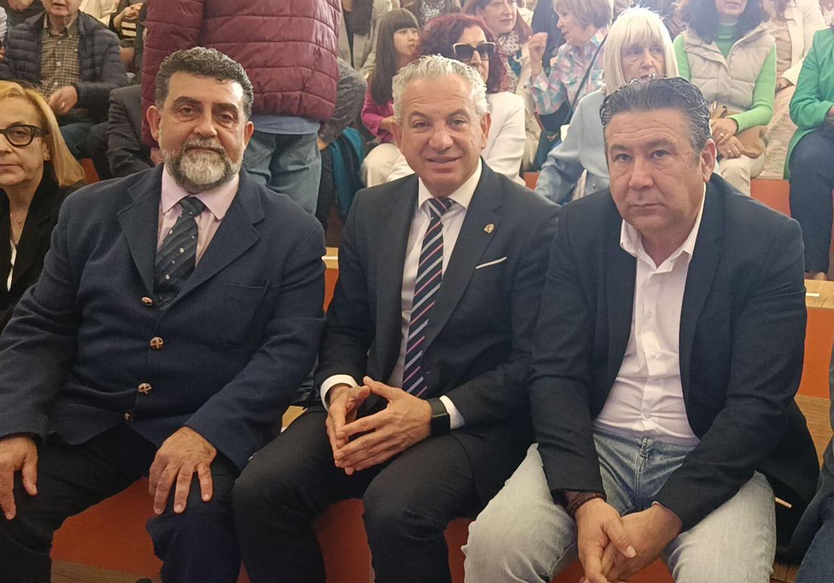Nicanor Sen, delegado del Gobierno en Castilla y León (C), junto al alcalde de Cistierna, Luis Mariano Santos (D), en el 50 aniversario del IES Vadinia.