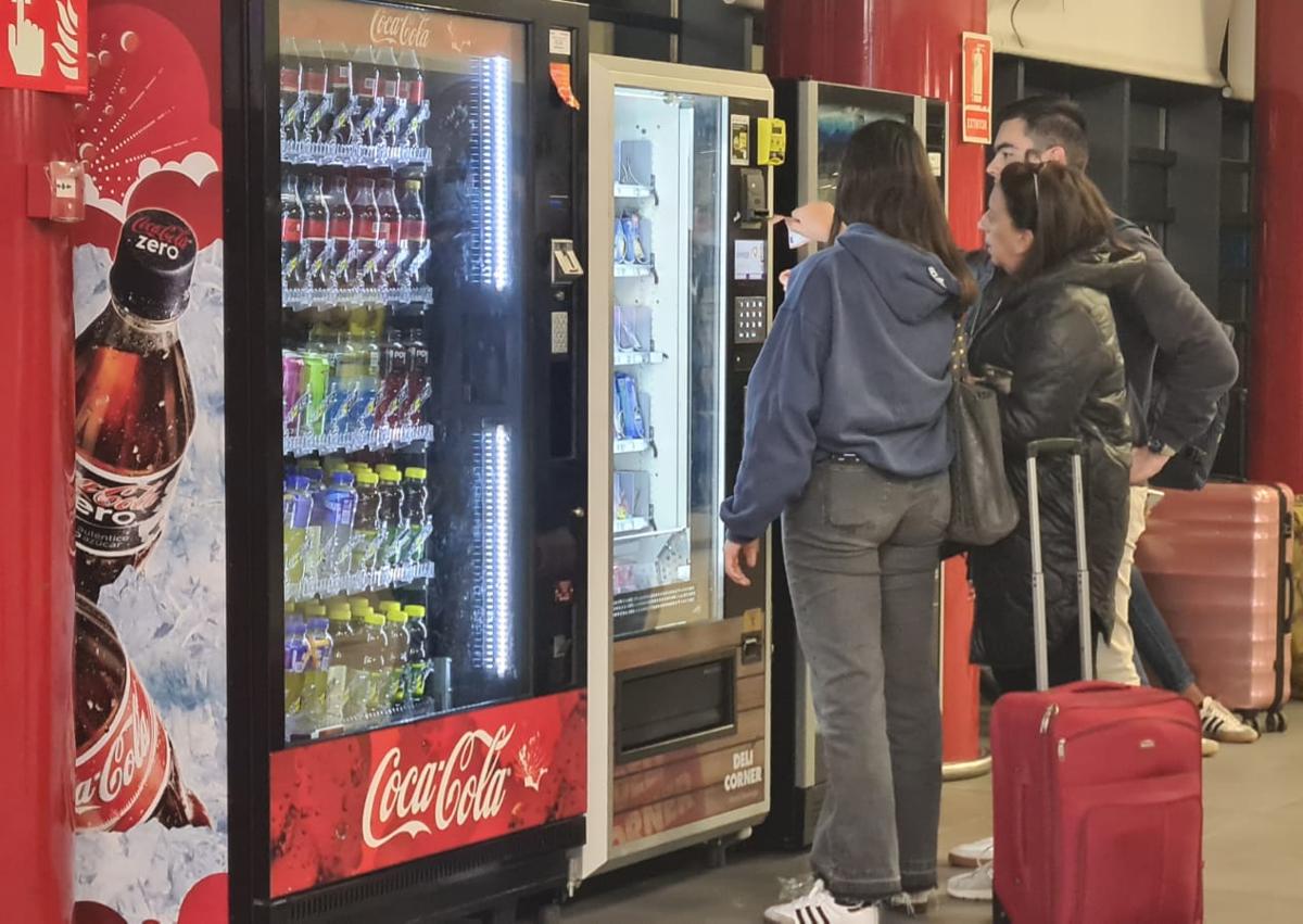 Imagen secundaria 1 - Una treintena de viajeros pernoctan en la estación de León: «La solución es indecente»