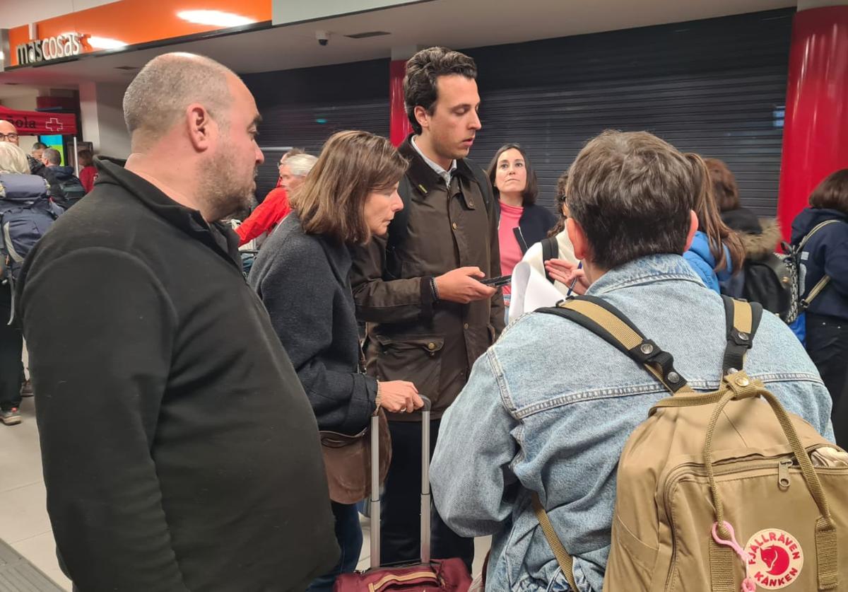 Pasajeros en la estación de trenes de León.