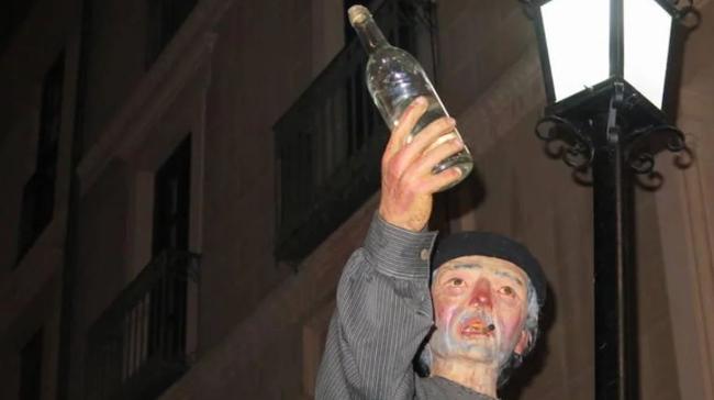 Genarín bebía orujo…