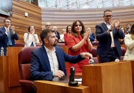 El portavoz socialista Luis Tudanca recibe el aplauso del grupo parlamentario en su última intervención en el Pleno de las Cortes