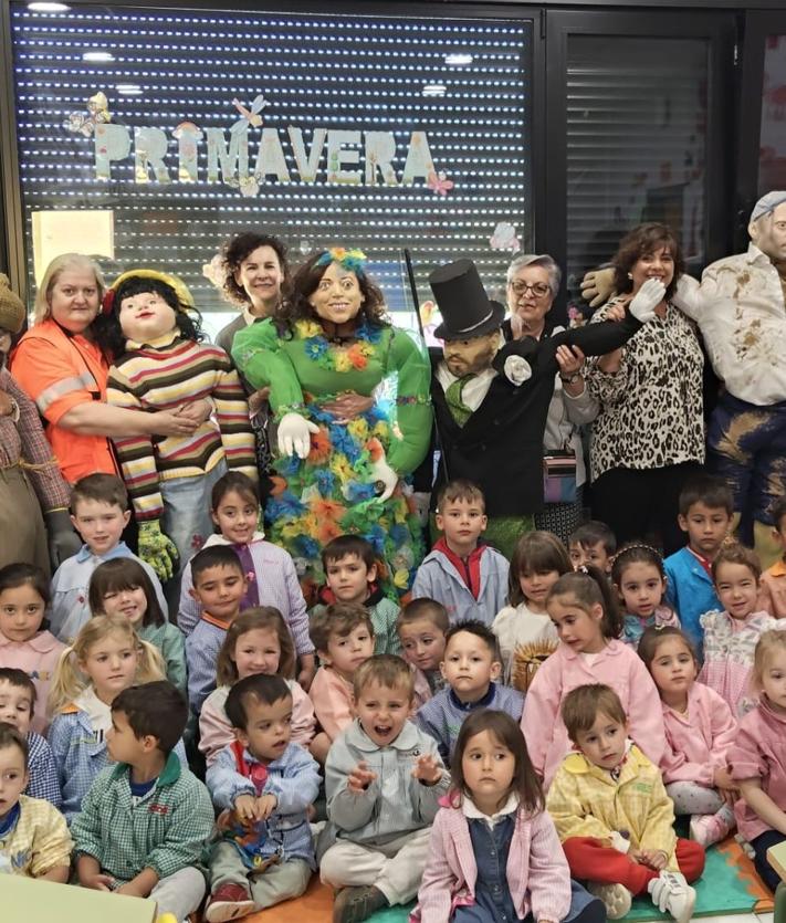Imagen secundaria 2 - La tradición leonesa de pinar los Mayos llega a los pueblos de Sariegos