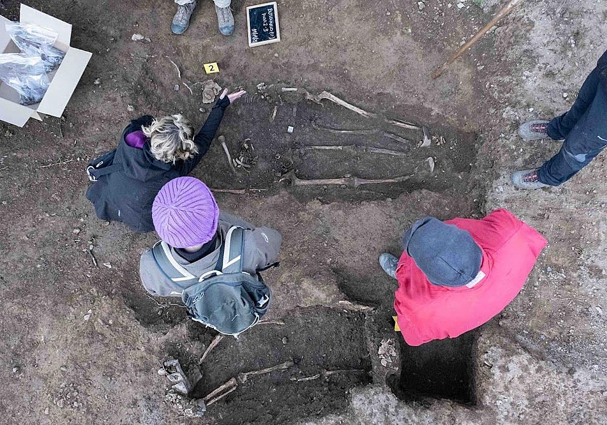 Exhumación de una fosa común en Busdongo.