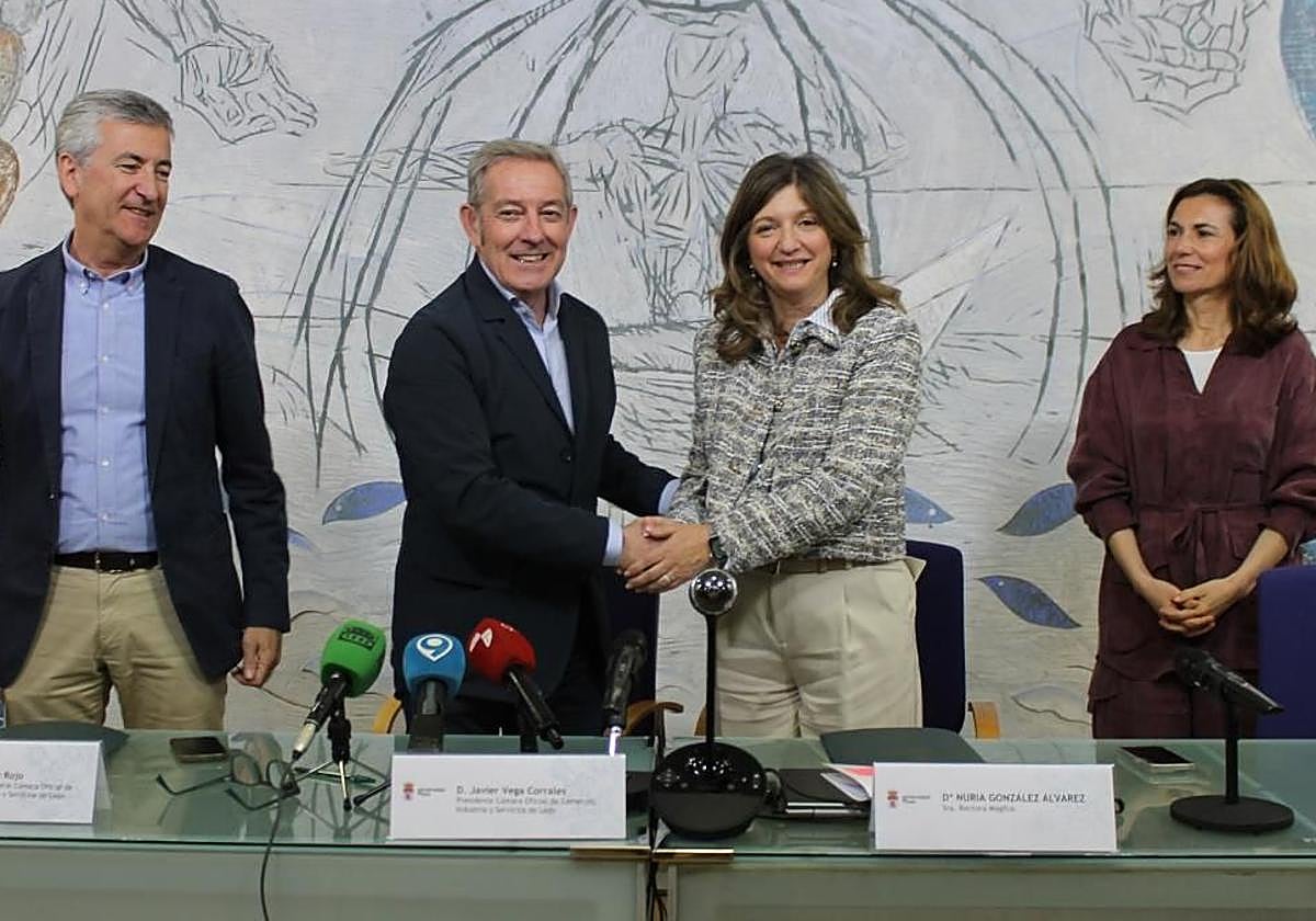La rectora de la ULE y el presidente de la Cámara firman un convenio marco que permitirá la puesta en marcha de microcredenciales o la creación de distinciones a los estudiantes del grado en Comercio Internacional