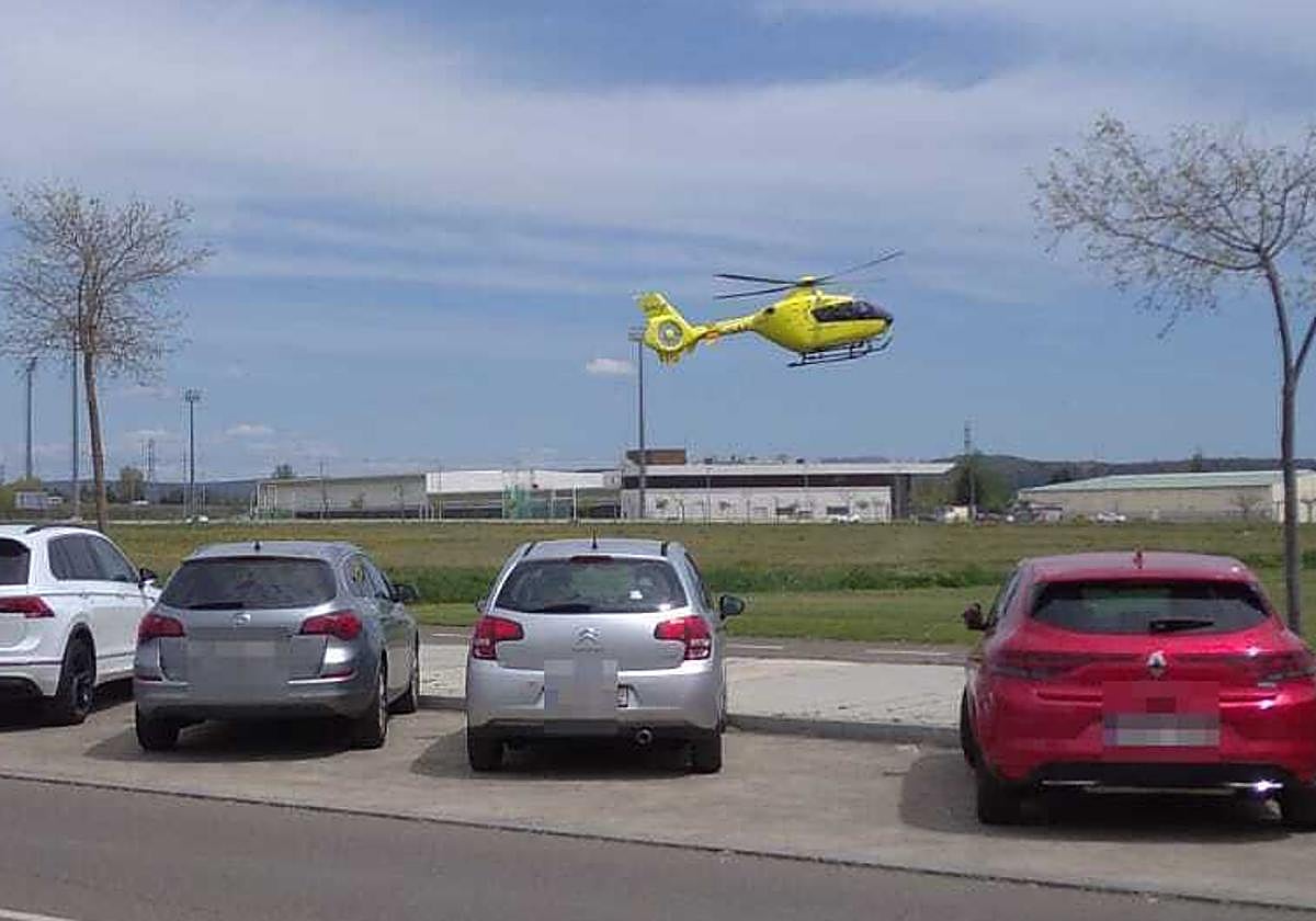 El helicóptero de Sacyl aterrizando en la explanada del campus de Vegazana.
