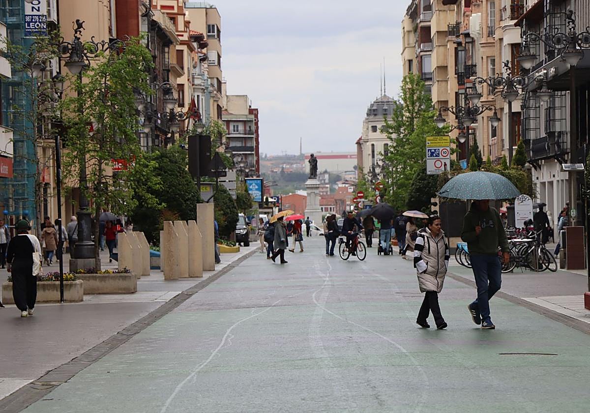 Paraguas abiertos por la lluvia en Ordoño II.