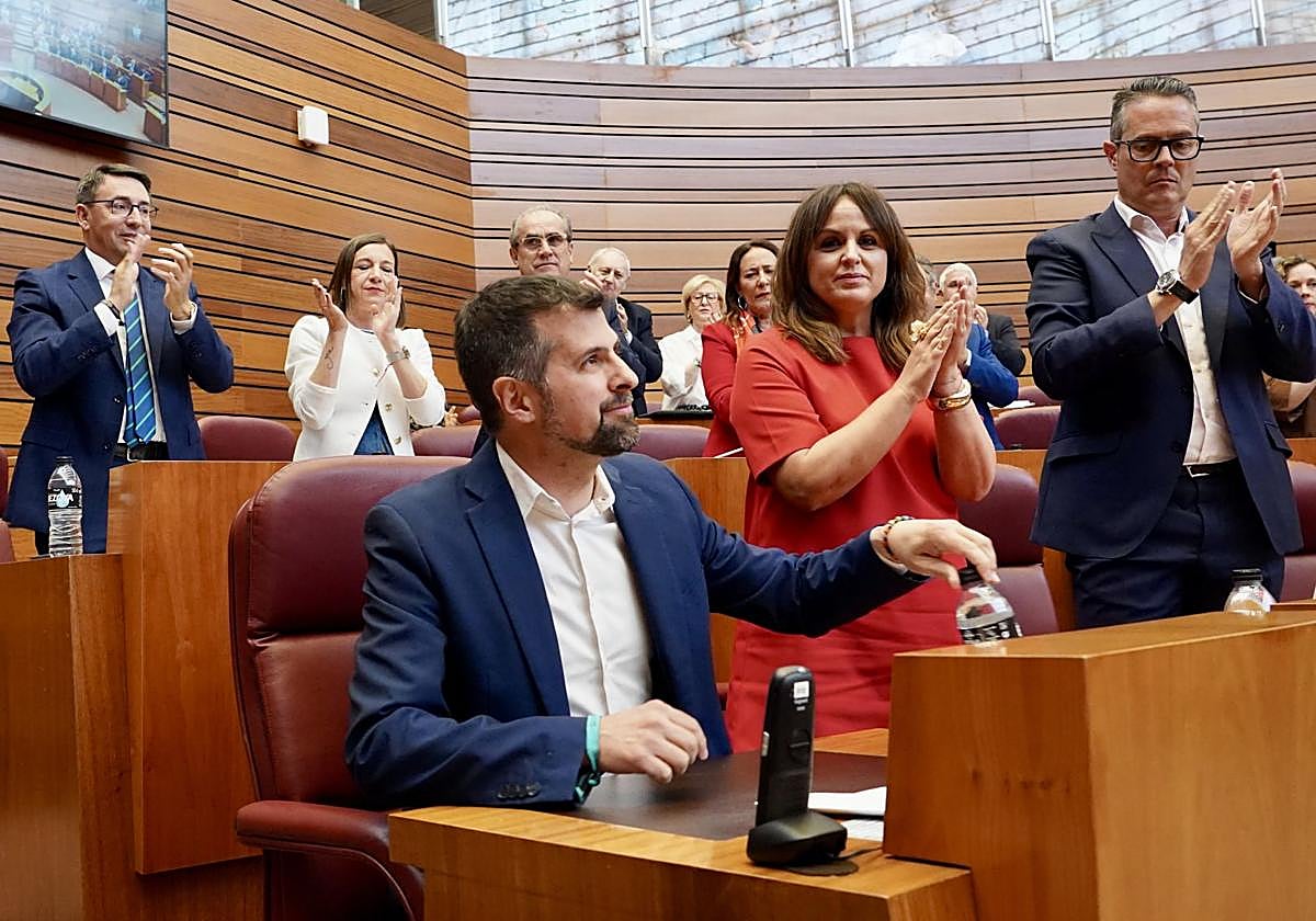 El portavoz socialista Luis Tudanca recibe el aplauso del grupo parlamentario en su última intervención en el Pleno de las Cortes.