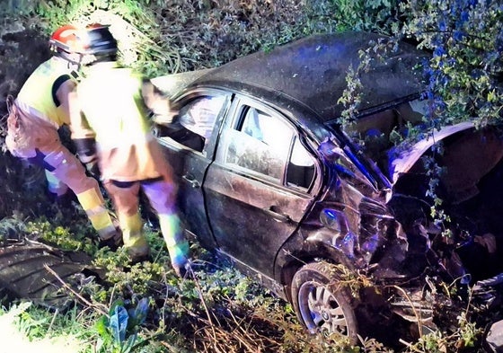 Bomberos intervienen en el grave accidente en Villadangos.