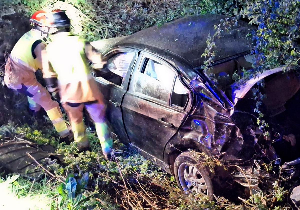 Bomberos intervienen en el grave accidente en Villadangos.