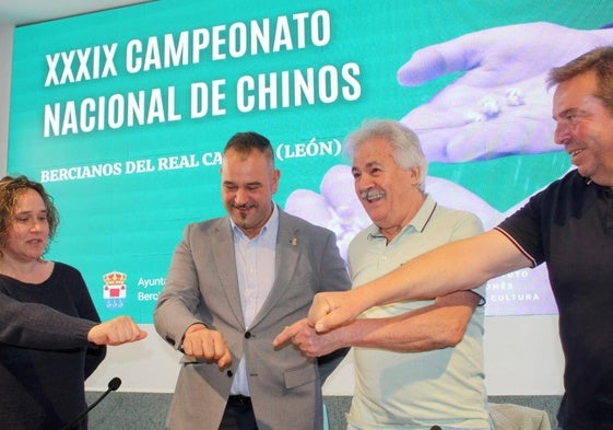Juegan a los chinos en la presentación del campeonato.