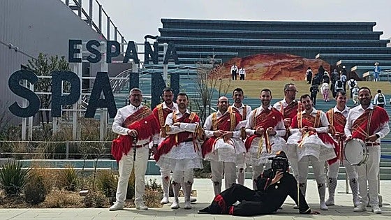 El paloteo de Laguna de Negrillos golpea y hace bailar a la Expo de Osaka