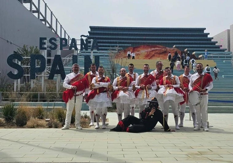 Los integrantes de la delegación de Laguna de Negrillos posan frente al pabellón de España en la Expo de Osaka.