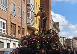Imagen titular de la Hermandad recorriendo las calles del barrio de El Ejido