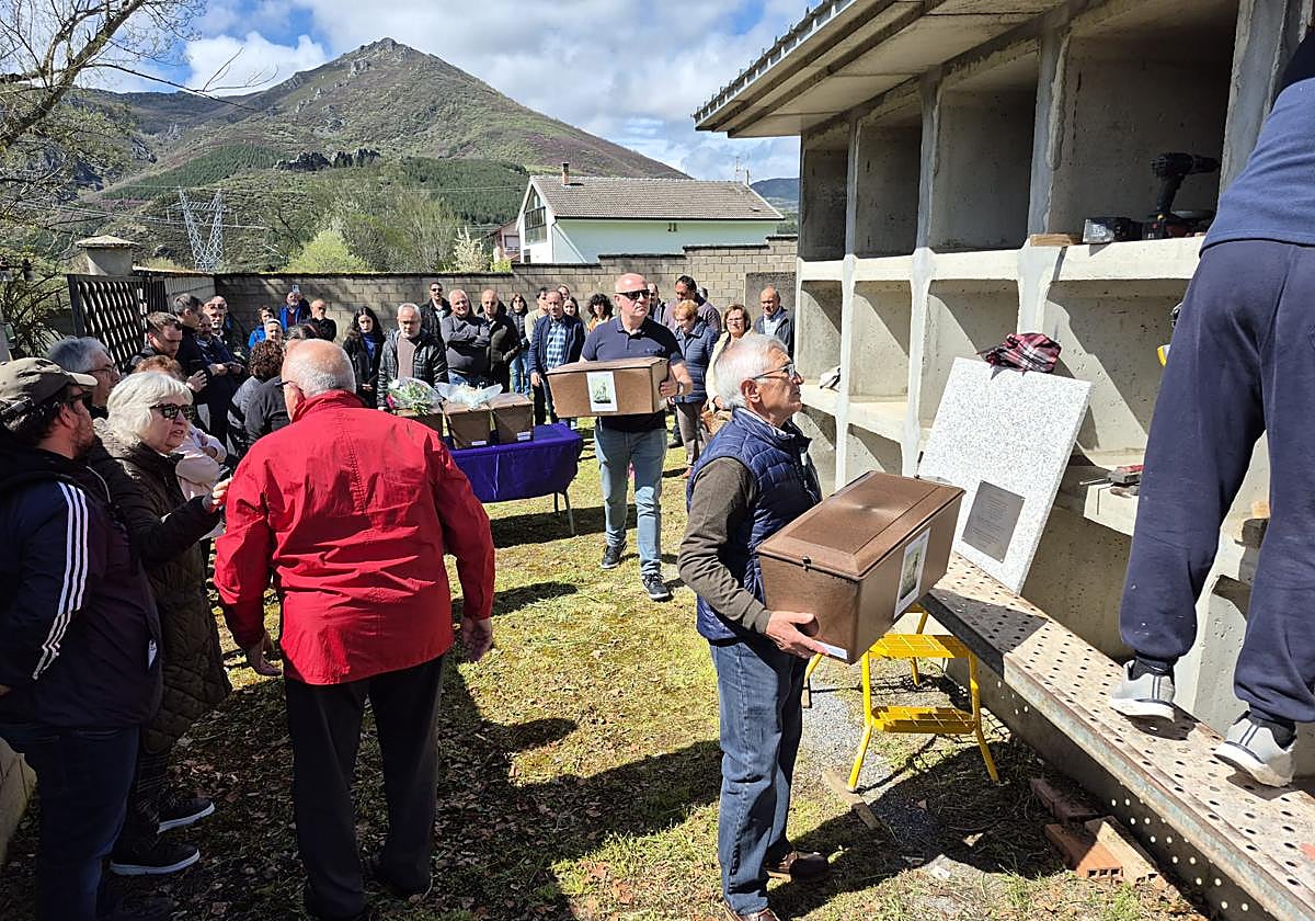 Entierro en Villamanín de siete de las víctimas del franquismo exhumadas a finales de abril.