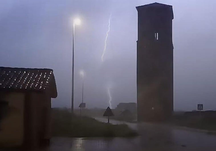 Un rayo en Santa María de los Oteros.